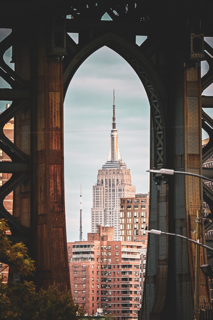 Empire State Building durch die Brücke